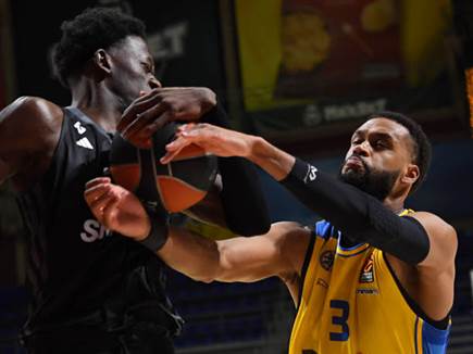 משחק קשה הסתיים עם חיוך (GETTY)