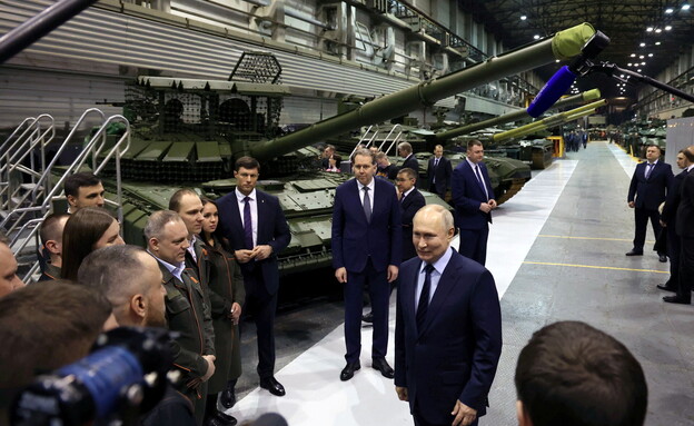 פוטין במפעל טנקים ברוסיה (צילום: רויטרס)