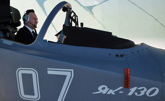 נשיא רוסיה ולדימיר פוטין בוחן מטוס קרב (צילום: רויטרס)