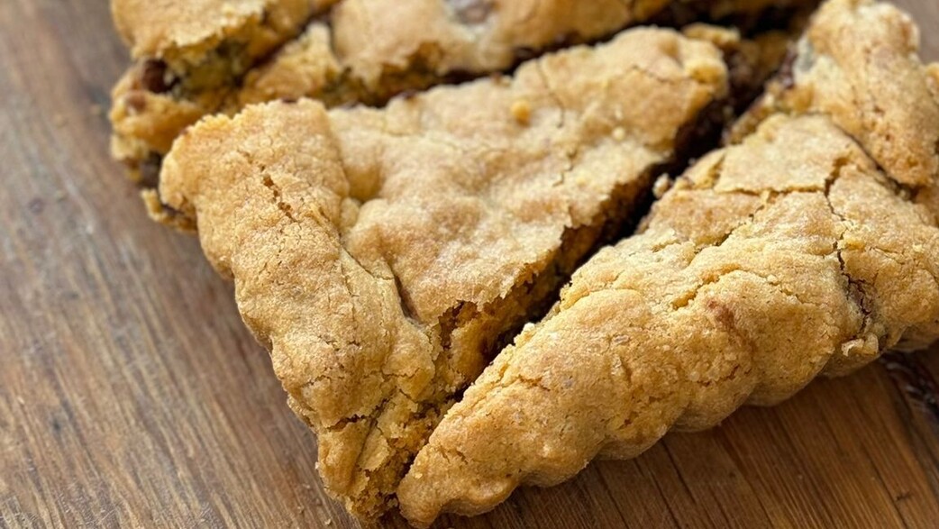 עוגת עוגיות שוקולד צ'יפס עם פס שוקולד