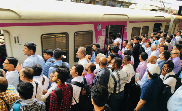 מומבאי רכבת הודו (צילום: Ravi Shekhar Pandey, shutterstock)