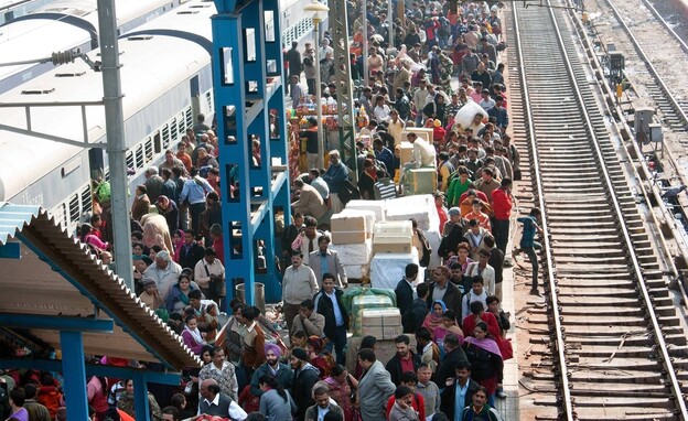 רכבת ניו דלהי הודו (צילום: Daniel Prudek, shutterstock)