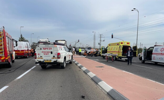 תאונת דרכים בכביש 40  (צילום: דוברות מד"א )