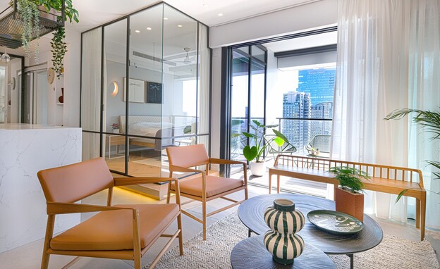 דירה במגדל בתל אביב עיצוב שרון איגר סלון לכיון מרפסת