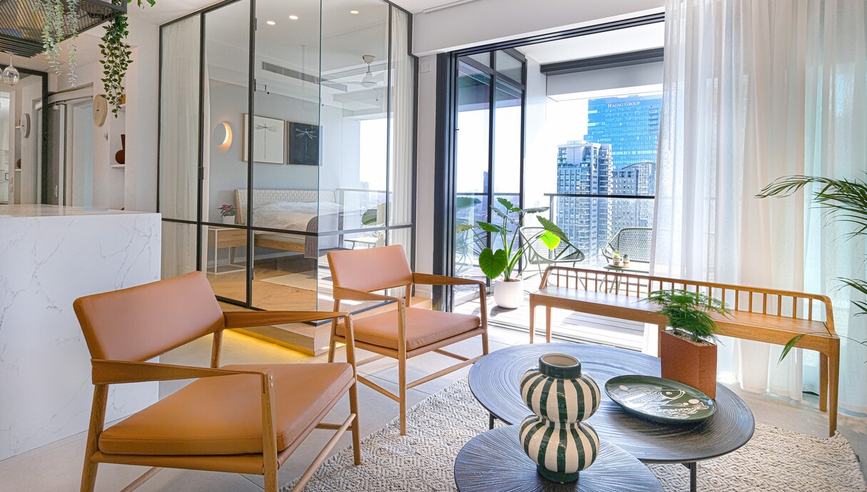 דירה במגדל בתל אביב עיצוב שרון איגר סלון לכיון מרפסת