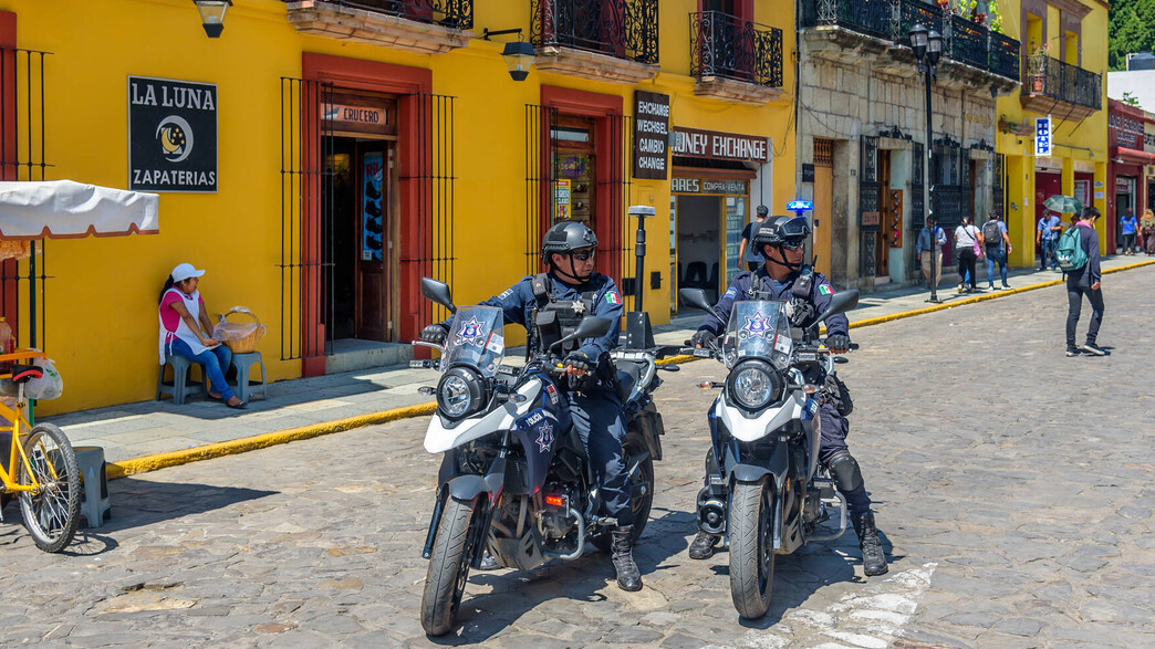 מקסיקו שוטרים על אופנוע  (צילום: mark stephens photography, shutterstock)