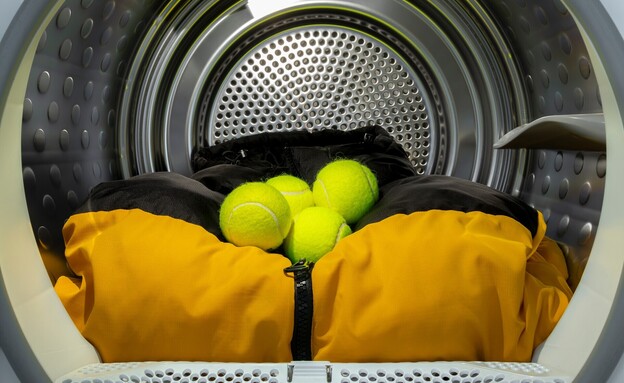 כדורי טניס בתוך מייבש כביסה (צילום: Ytje Veenstra, SHUTTERSTOCK)