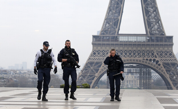 מגדל אייפל פריז שוטרים (צילום: Chesnot, getty images)