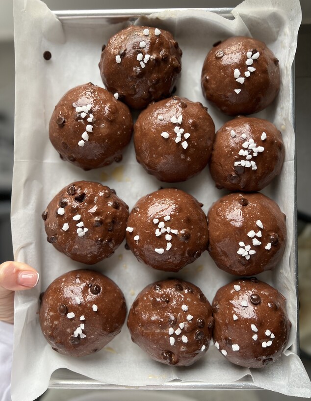 לחמניות קקאו שוקולד צ'יפס (וסוכר גבישי) (צילום: עדי קלינגהופר, mako אוכל)