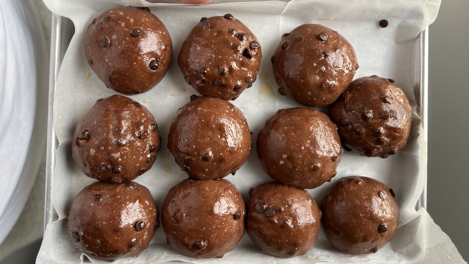 לחמניות קקאו שוקולד צ'יפס של עדיקוש (צילום: עדי קלינגהופר, mako אוכל)