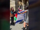 התייצבה עם דגל ישראל מול מפגינים פרו-פלסטינים, וזומנה לבירור במשטרה