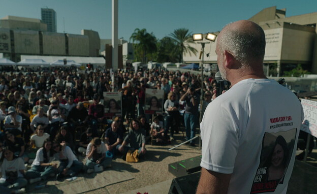 יוני לוי נואם באירוע למען שחרור החטופים (צילום: חדשות 12)