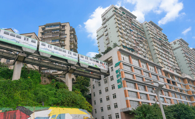 רכבת בבניין צ'ונגצ'ינג סין (צילום: Jarrod Chen, shutterstock)