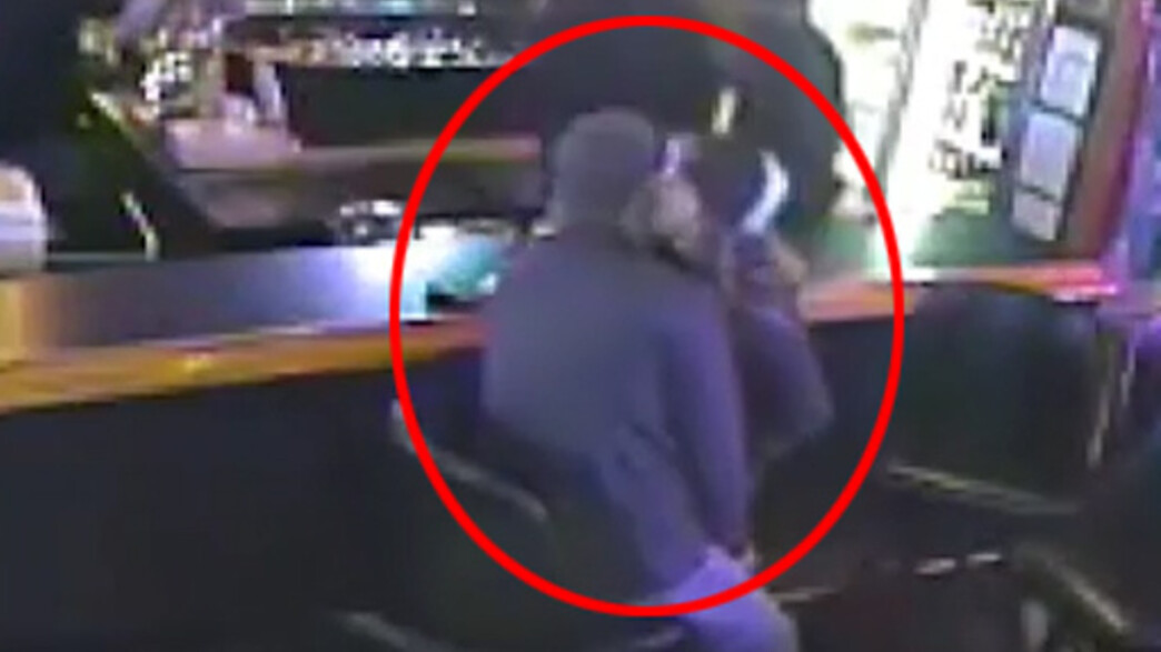צפו: זוג מאוהב לא הבחין בשודד שאיים באקדח (צילום: MTN News)