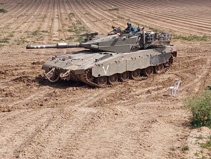 טנק בשדות סמוך לאזור החיץ (צילום: שי לוי)