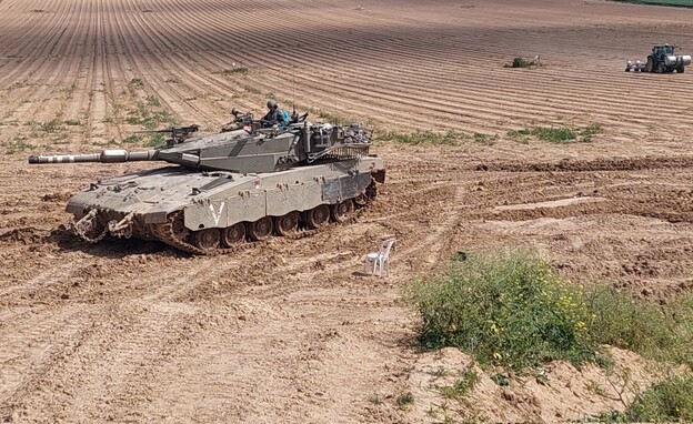 טנק בשדות סמוך לאזור החיץ (צילום: שי לוי)