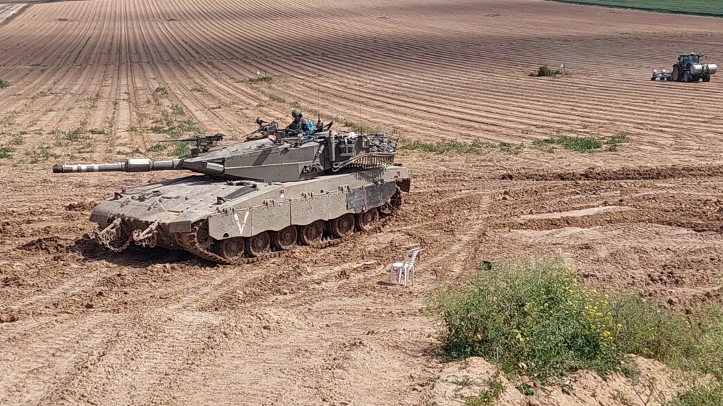 טנק בשדות סמוך לאזור החיץ
