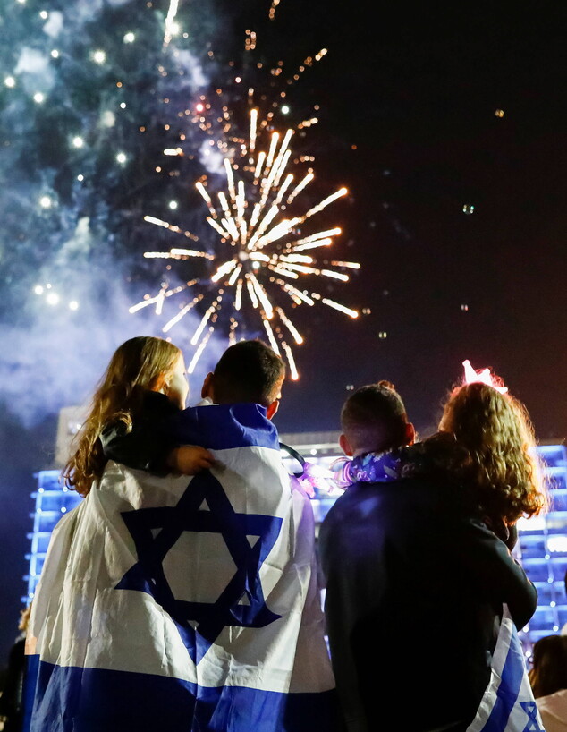 משפחה בחגיגות ערב יום העצמאות (צילום: reuters)