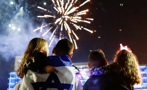 משפחה בחגיגות ערב יום העצמאות (צילום: reuters)