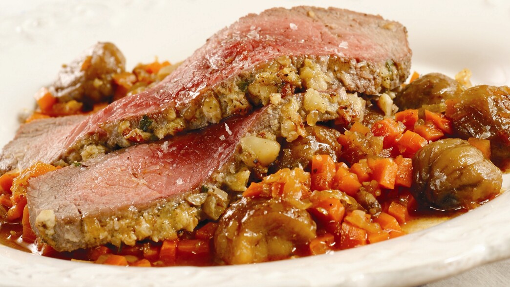 נתחי בקר צלוי וקדרת ערמונים