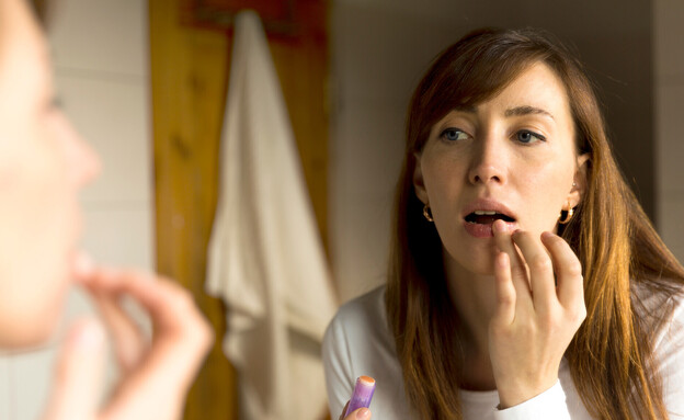 אישה מטפחת שפתיים (צילום: shutterstock)