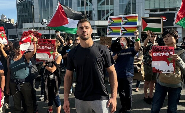 פיטר פלצ'יק בהפגנה פרו פלסטינית