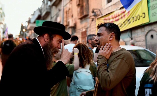עימותים בין אחים לנשק לבין החרדים ליד כיכר השבת כע (צילום: דנור אהרון)