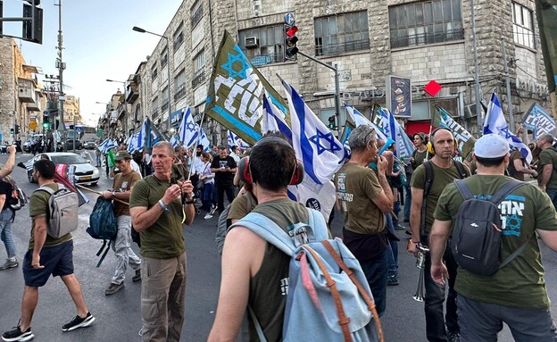 אחים לנשק במאה שערים (צילום: אחים לנשק מחאת המילואמניקים)