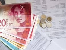 חבילת שטרות על תלוש משכורת