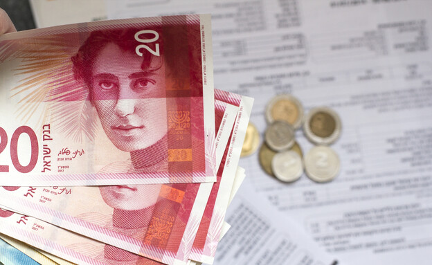 חבילת שטרות על תלוש משכורת (אילוסטרציה: Rita Kapitulski, shutterstock)