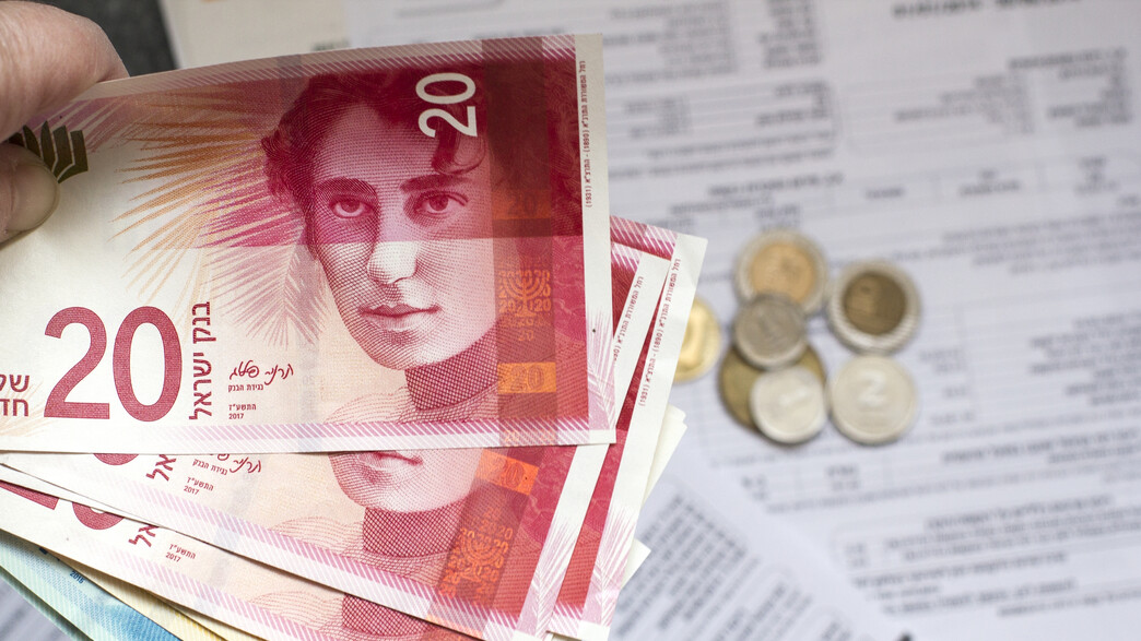 חבילת שטרות על תלוש משכורת (אילוסטרציה: Rita Kapitulski, shutterstock)