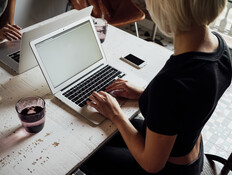 אישה יושבת מול מחשב (אילוסטרציה: LOFTFLOW, Shutterstock)