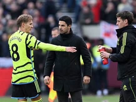 מאמן על המגרש (Stuart MacFarlane/Arsenal FC via Getty Images) (צילום: ספורט 5)
