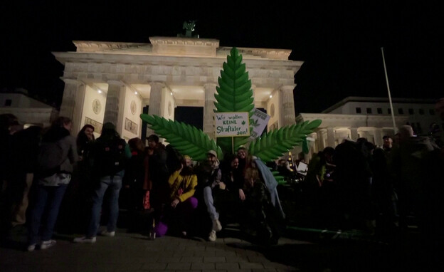 עם ג'וינטים בידיים: בגרמניה חוגגים לגליזציה (צילום: reuters)