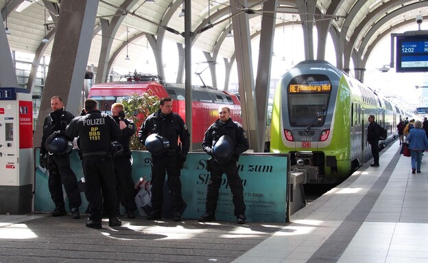 שוטרים גרמניה תחנת רכבת (צילום: Olga Hofmann, shutterstock)