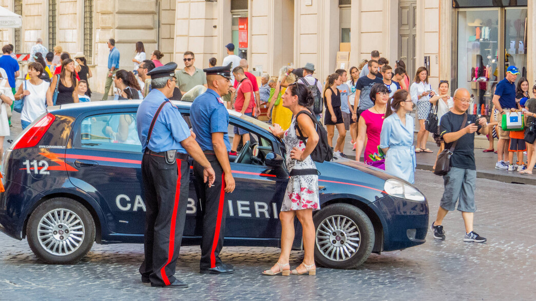 שוטרים תיירים רומא איטליה (צילום: Diego Fiore, shutterstock)