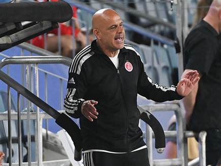 יוסי אבוקסיס עדיין מחפש שער ראשון כמאמן הפועל ת"א (ברני ארדוב)