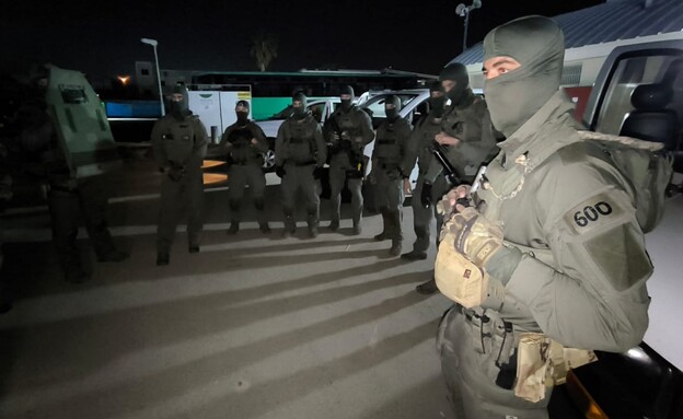  כוחות המשטרה בפשיטה בתל שבע (צילום: דוברות המשטרה)