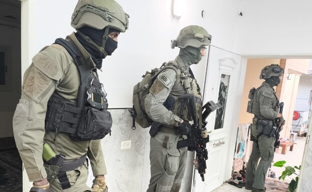  כוחות המשטרה בפשיטה בתל שבע (צילום: דוברות המשטרה)