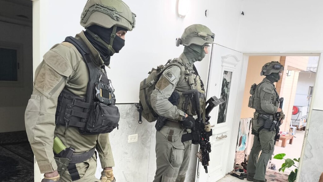 כוחות המשטרה בפשיטה בתל שבע כוחות המשטרה בפשיטה בתל שבע