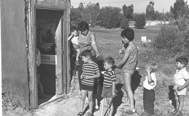 המטפלות וילדי נחל עוז בדרך למקלט, מלחמת ששת הימים (צילום: לע