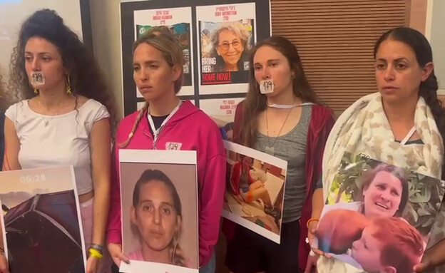 בנות משפחה של חטופות במיצג בכנסת עם בגדי החטופות 