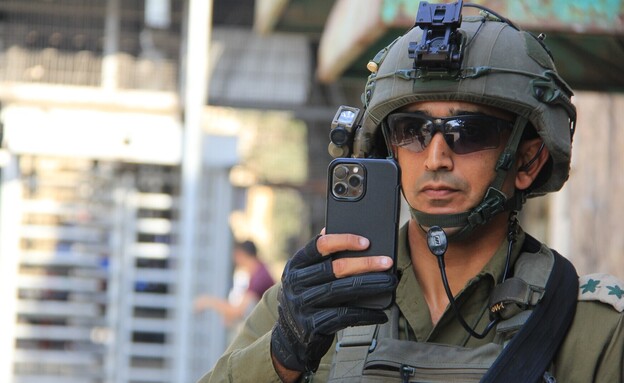 חייל עם פלאפון נייד (צילום: getty images)