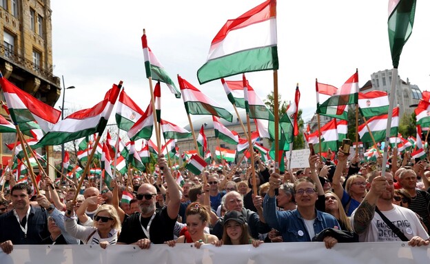 רבבות בהפגנה נגד הממשלה בהונגריה (צילום: רויטרס)