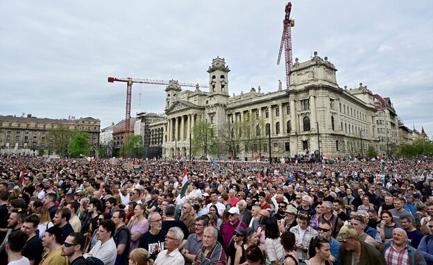 רבבות בהפגנה נגד הממשלה בהונגריה (צילום: רויטרס)