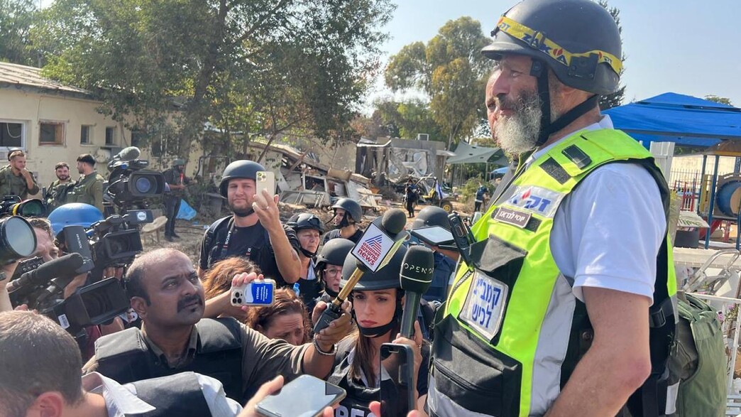 עיתונאים זרים מסקרים את המלחמה בישראל עיתונאים זרים מסקרים את המלחמה בישראל