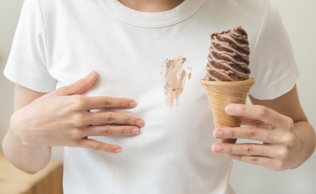 כתם גלידה על חולצה לבנה (צילום: Kmpzzz, SHUTTERSTOCK)
