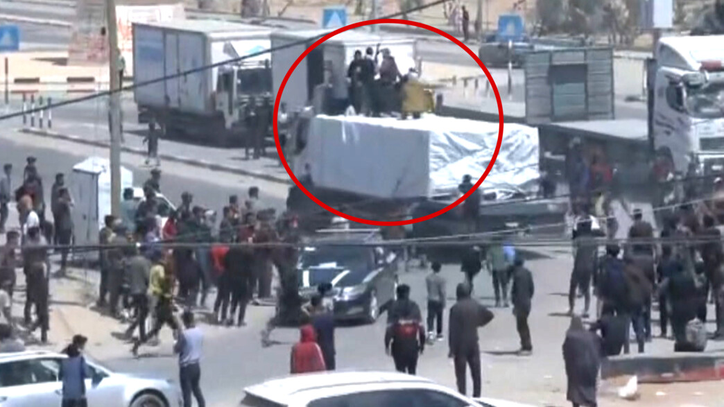 חמושים על משאיות סיוע ברפיח