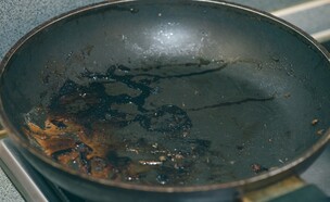 מחבת מלוכלכת (צילום:  INOCHKIN VADIM, Shutterstock)