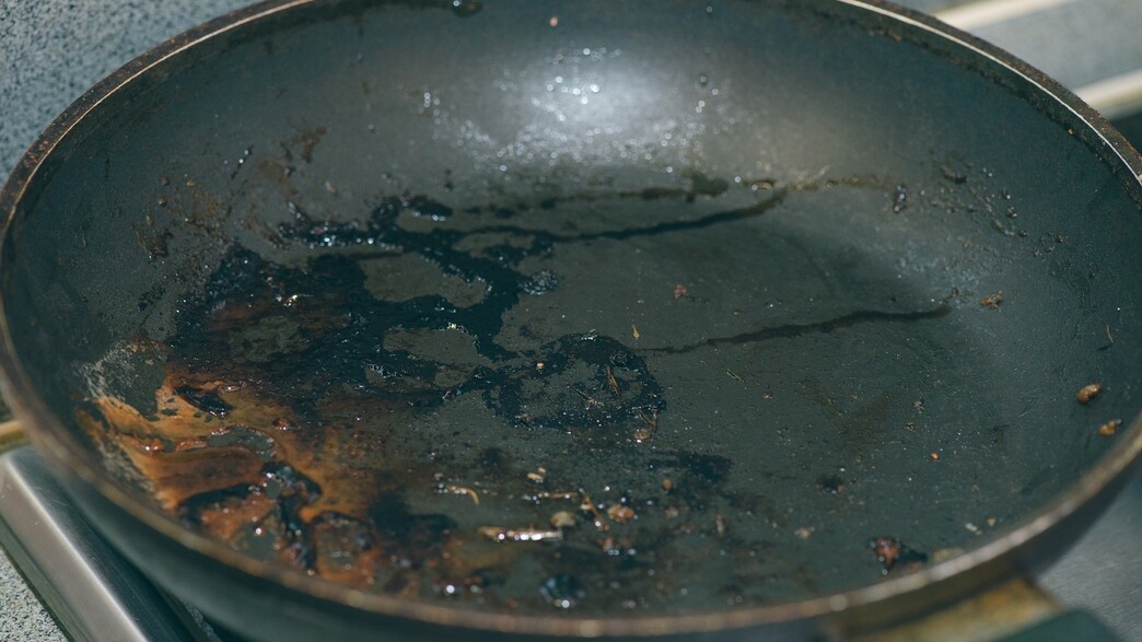 מחבת מלוכלכת מחבת מלוכלכת